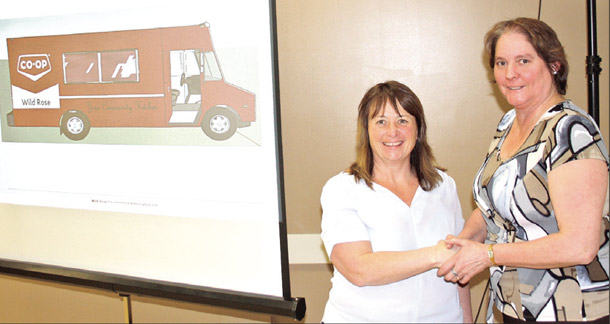 Wild Rose Co-operative Association General Manager Carol Rollheiser announced a new ‘Your Community Kitchen’ project. The food service truck, with a built in           generator, is for use by local emergency services personnel in the case of a major incident, and will also be available to rent for non-profit groups. Rollheiser thanked Lynne Jenkinson (above right) for her help in co-ordinating the project. The unit will be available to non-profit groups from Camrose, Beaver, and Flagstaff counties.