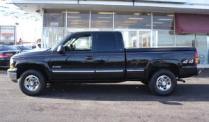 2000 Chevrolet Silverado pickup similar to that operated by Sawyer Robison