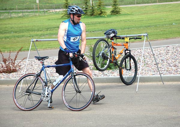 Ian Strachan makes the transition from the 10K bike portion to the 3.5K run.